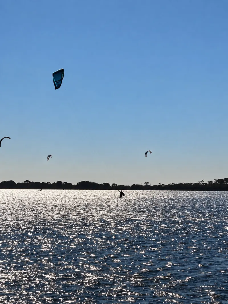Un kitesurfista in controluce sulla laguna dello Stagnone