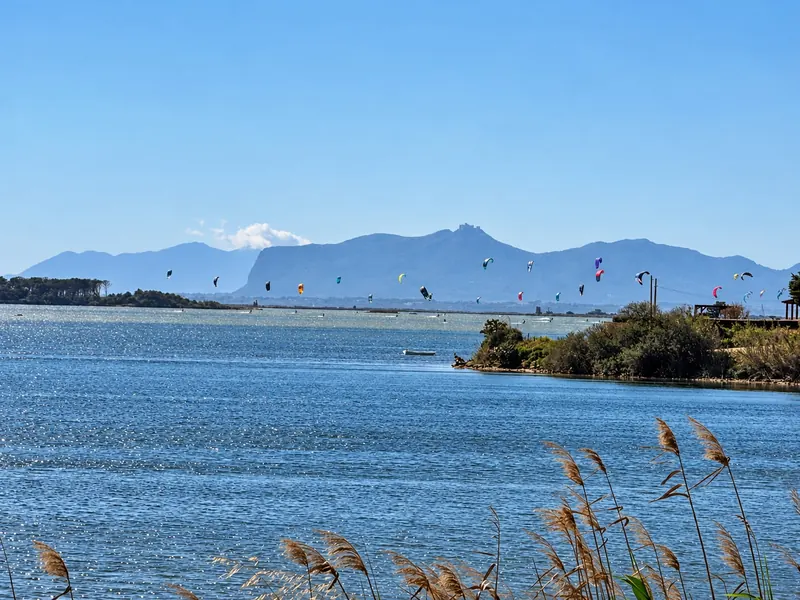 La laguna dello Stagnone con i kite e le montagne sullo sfondo