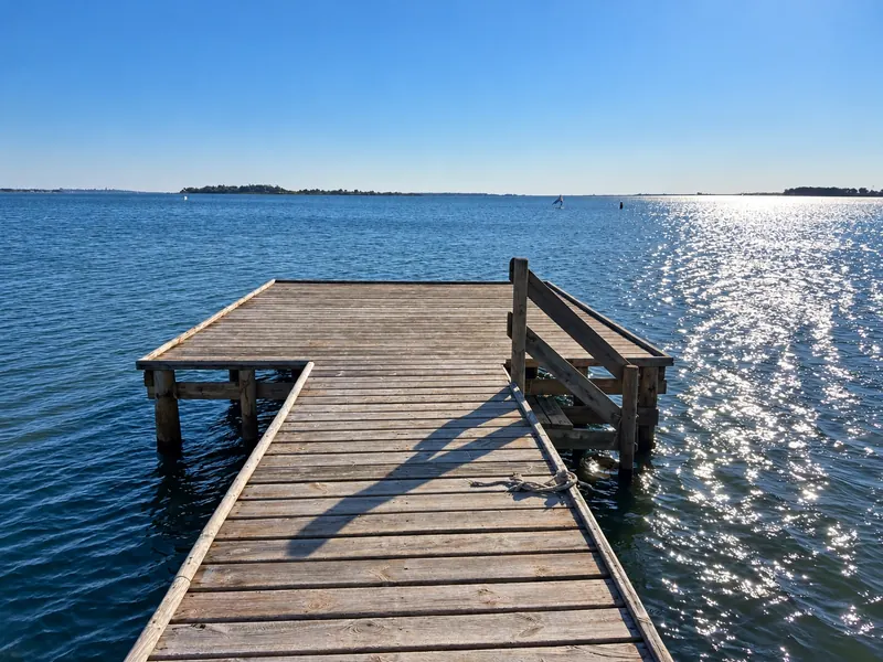 Il pontile in legno sulla laguna dello Stagnone, al sole