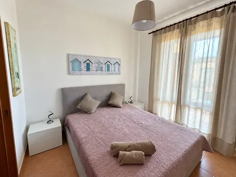 La camera col letto matrimoniale e la portafinestra luminosa